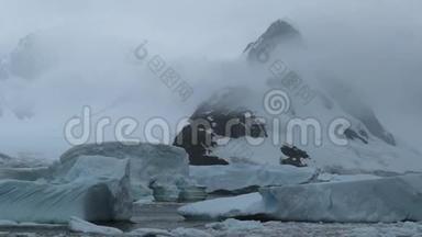 雾中岩石背景下水中的冰块
